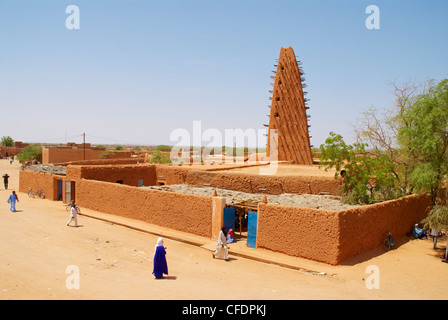 Minaret datant du 16e siècle, de la Grande Mosquée construite de boue, porte du désert, Agadez, Niger, Afrique de l'Ouest, l'Afrique Banque D'Images