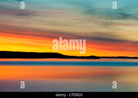 Lever du soleil d'automne , le lac Point, terres stériles, centre des Territoires du Nord-Ouest, de l'Arctique canadien Banque D'Images