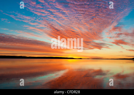 Lever du soleil d'automne , le lac Point, terres stériles, centre des Territoires du Nord-Ouest, de l'Arctique canadien Banque D'Images