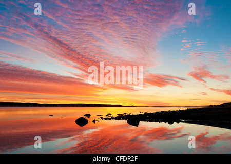 Lever du soleil d'automne , le lac Point, terres stériles, centre des Territoires du Nord-Ouest, de l'Arctique canadien Banque D'Images