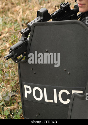 Une femme officier des armes à feu de la police armé d'un Heckler et Koch G36C observe un fusil d'assaut d'un incident. La Police du SWAT. Banque D'Images