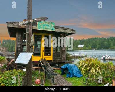 Cabane rustique à Bamfield, sur la côte ouest de l'île de Vancouver, Colombie-Britannique, Canada Banque D'Images
