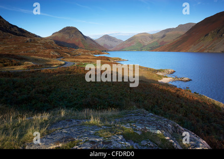 Et Wastwater Wasdale sur une belle soirée d'automne dans le Parc National du Lake District, Cumbria, Angleterre, Royaume-Uni, Europe Banque D'Images