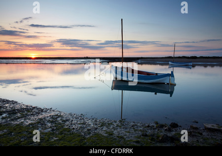 Coucher du soleil au printemps à Burnham Overy Staithe sur la côte nord du comté de Norfolk, Norfolk, Angleterre, Royaume-Uni, Europe Banque D'Images