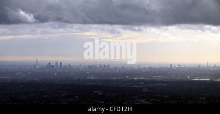 Ciel orageux sur Londres, ville en silhouette Banque D'Images