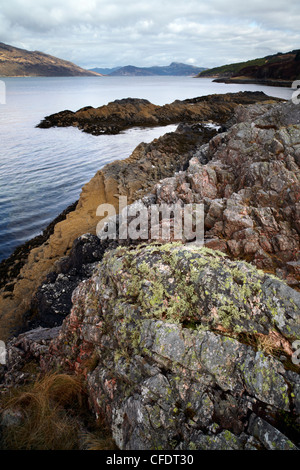 Une vue sur le Sound of Sleat avec l'île de Skye à gauche, tirée de l'Îles Sandaig, Lochalsh, Ecosse, Royaume-Uni Banque D'Images