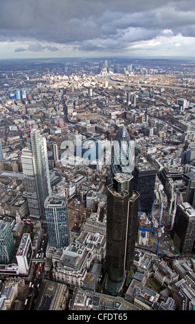 Vue aérienne de la ville de Londres avec nuages de tempête Banque D'Images