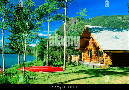 Log cabin sur Chilko Lake, BC, Canada Banque D'Images