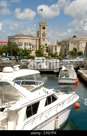 Bateaux privés dans le port de carénage, les édifices du Parlement à Bridgetown, Barbade, îles du Vent, West Indies Banque D'Images