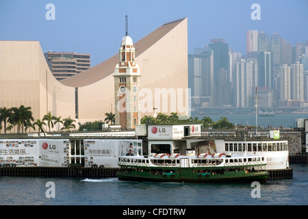 Star Ferry terminal, de l'horloge et le centre culturel, Kowloon, Hong Kong, Chine, Asie Banque D'Images