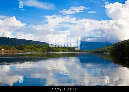 Paysages de voyage en bateau pour Angel Falls, Parc national Canaima, UNESCO World Heritage Site, Guayana Highlands, Venezuela Banque D'Images