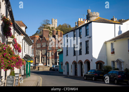 Un joli coin de la High Street, Arundel, West Sussex, Angleterre, Royaume-Uni, Europe Banque D'Images