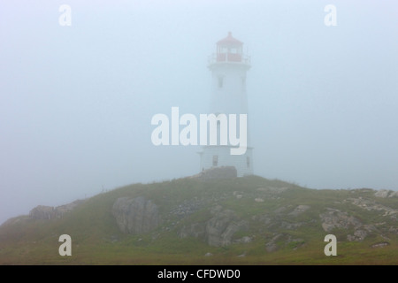 Phare de Louisbourg dans le brouillard, Louisbourg, île du Cap-Breton, Nouvelle-Écosse, Canada Banque D'Images