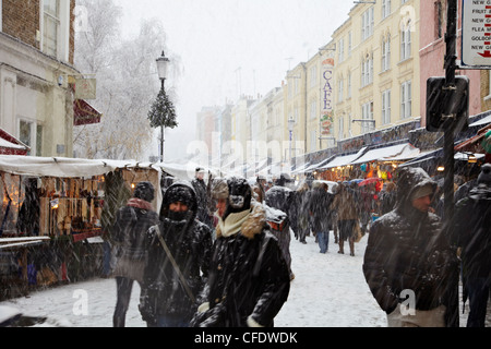Dans la neige du marché de Portobello Road, Notting Hill, Londres, Angleterre, Royaume-Uni, Europe Banque D'Images