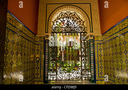 Beau patio sévillane, Triana, Séville, Andalousie, Espagne, Europe Banque D'Images