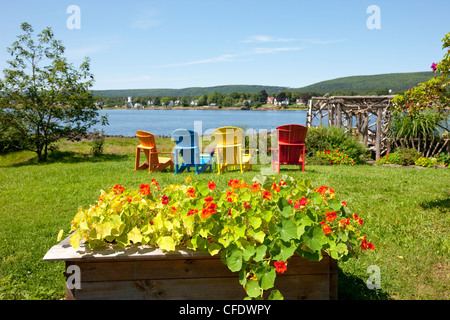 Chaises colorées, Annapolis Royal, Nouvelle-Écosse, Canada Banque D'Images