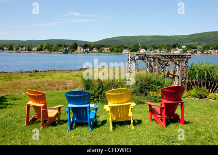 Chaises colorées, Annapolis Royal, Nouvelle-Écosse, Canada Banque D'Images