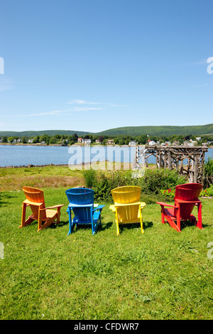 Chaises colorées, Annapolis Royal, Nouvelle-Écosse, Canada Banque D'Images