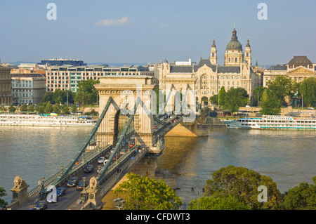 La conduite du trafic sur le Danube, sur le Pont des chaînes Széchenyi Lanchid (), Budapest, Hongrie Banque D'Images