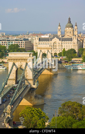 La conduite du trafic sur le Danube, sur le Pont des chaînes Széchenyi Lanchid (), Budapest, Hongrie Banque D'Images