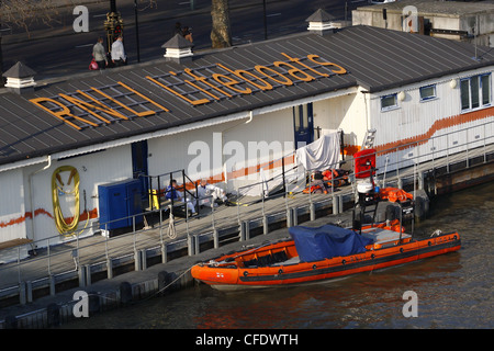 Station de sauvetage de la RNLI sur Tamise ci-dessous Waterloo Bridge. Londres Banque D'Images
