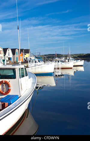 Bateaux de pêche reflète dans North Rustico Harbour, Prince Edward Island, Canada Banque D'Images