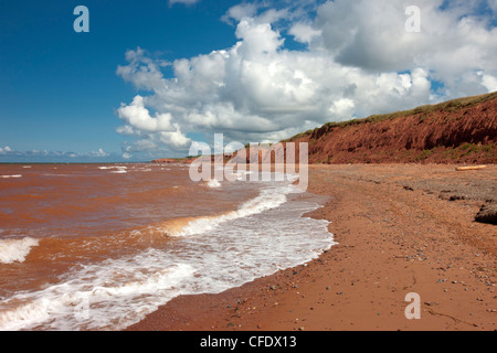 Vagues se brisant sur le rivage, Burton, Prince Edward Island, Canada Banque D'Images