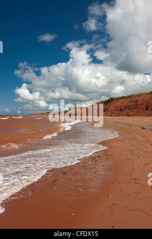 Vagues se brisant sur le rivage, Burton, Prince Edward Island, Canada Banque D'Images