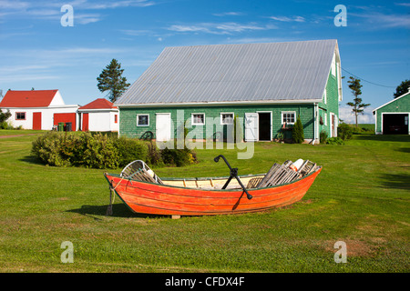 Dory et grange, Point Prim, Prince Edward Island, Canada Banque D'Images