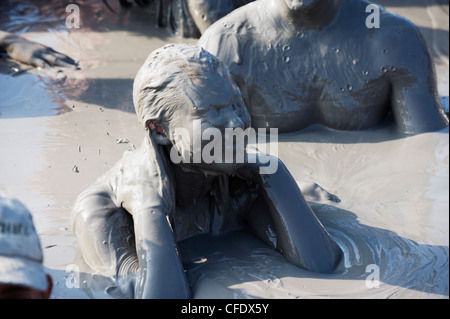 Les touristes de se baigner dans un bain de boue, Volcan de Lodo El Totumo, volcan de boue, la Colombie, l'Amérique du Sud Banque D'Images