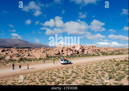 Les touristes visitant rock formations dans le désert de l'Altiplano, Bolivie, Amérique du Sud Banque D'Images