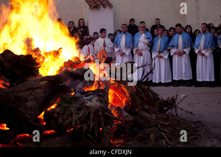 Orgosolo la procession de Saint Antoni's fires markes le début de l'carnaval sarde, Orgosolo, Sardaigne, Italie Banque D'Images