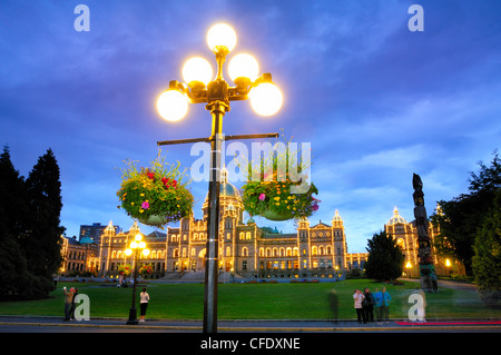 Édifices du Parlement avant les paniers de fleurs Banque D'Images