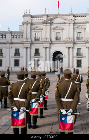 Changement de la garde au Palais de la Moneda, Santiago, Chili, Amérique du Sud Banque D'Images