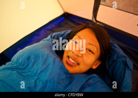 Une jeune femme se réveille en camping dans le parc provincial de Jasper, Alberta, Canada Banque D'Images