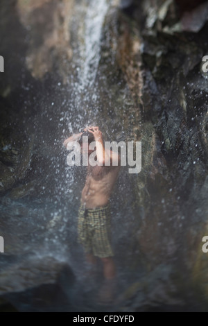 Un homme d'âge moyen bénéficie d'Hot Springs Cove, Maquinna Provincial Park, Tofino, Colombie-Britannique, Canada Banque D'Images