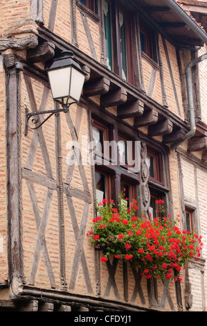 Scène de rue Rue de la Vau-St-Jacques Parthenay Deux-sèvres France Nouvelle-Aquitaine Banque D'Images