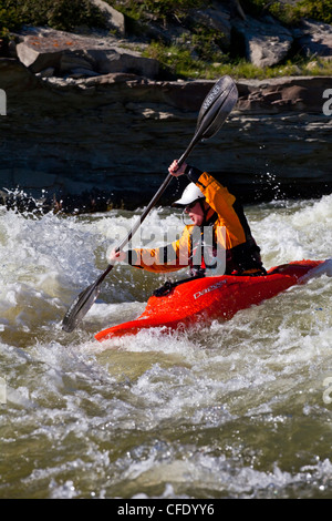 Powderful fait un AVC par certains sur l'eau vive St Mary's River, Alberta, Canada Banque D'Images