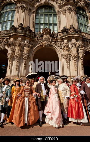 Des reconstitutions historiques costumés à le palais Zwinger, Dresde, Saxe, Allemagne, Europe Banque D'Images