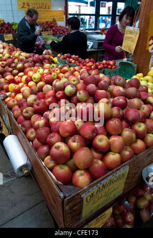 Pommes Fuji Okanagan à la vente à la Marché Public de Granville Island, Vancouver, Colombie-Britannique, Canada. Banque D'Images