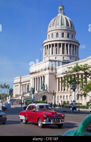 Vieilles voitures américaines traditionnelles passant le Capitolio building, La Havane, Cuba, Antilles, Caraïbes, Amérique Centrale Banque D'Images