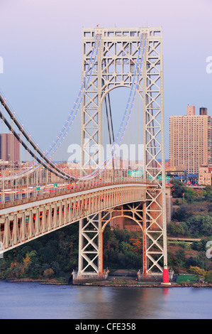 George Washington Bridge au coucher du soleil sur le fleuve Hudson. Banque D'Images