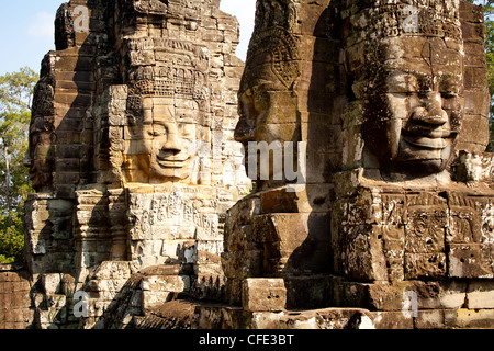 Les visages de sourire au sommet du temple Bayon dans Ankor Cambodge Banque D'Images