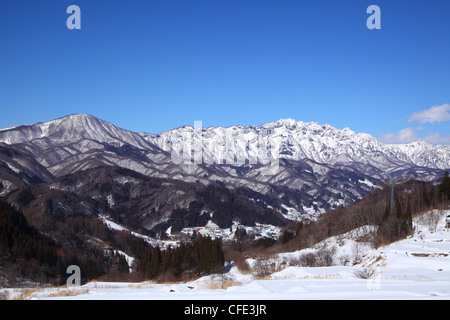 Champ couvert de neige et de mt.Sanctuaire Togakushi, Nagano au Japon Banque D'Images