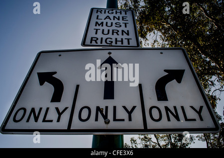 Inscrivez-vous sur la voie de droite doit tourner à droite. Banque D'Images