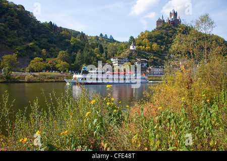 Rivière avec fleurs sauvages, navire d'excursion sur la Moselle, le château de Cochem sur hill, Cochem, Rhénanie-Palatinat, Allemagne, Europe Banque D'Images