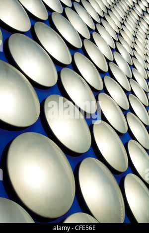 L'Angleterre, West Midlands, Birmingham. Formes abstraites du bâtiment Selfridges moderne Banque D'Images