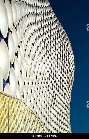 L'Angleterre, West Midlands, Birmingham. Formes abstraites du bâtiment Selfridges moderne Banque D'Images