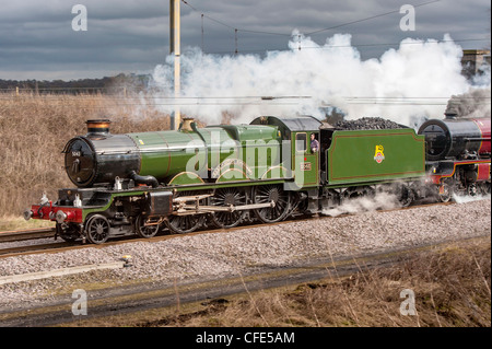 4-6-0 Classe GWR Château aucun 5043 comte de Mount Edgcumbe LMS Classe Princesse 8P 4-6-0 no 46201 Princess Elizabeth sur la ligne principale. Banque D'Images