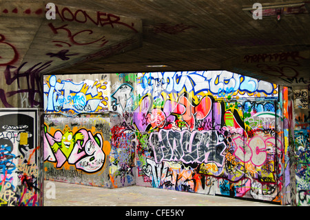 Le graffiti, Graffiti,Peinture,dessins,Zone utilisée pour le Skate Boarding,Thames London South Bank, Royaume-Uni Banque D'Images